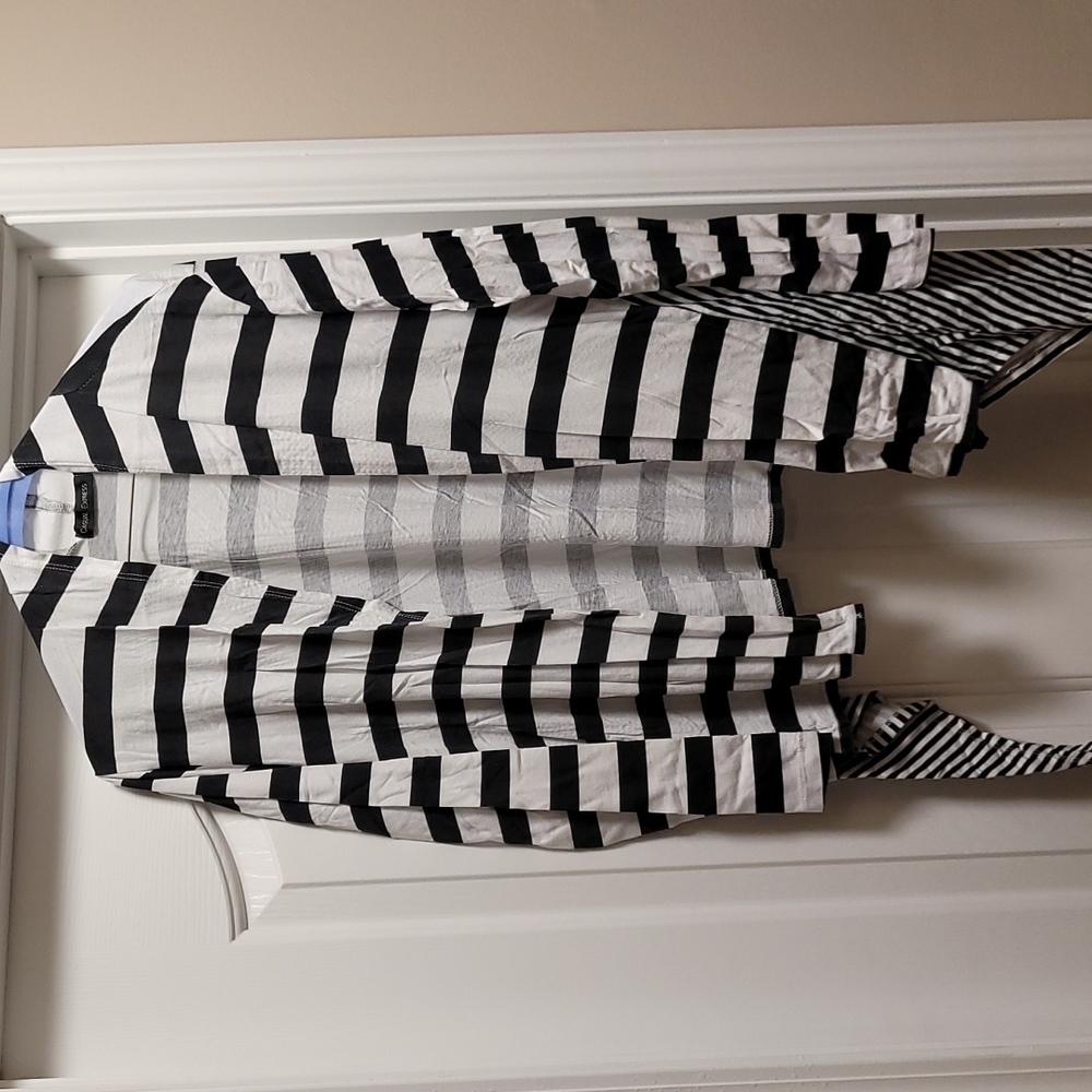 Casual Express Large Black & White Striped Long-sleeved Knit Sweater